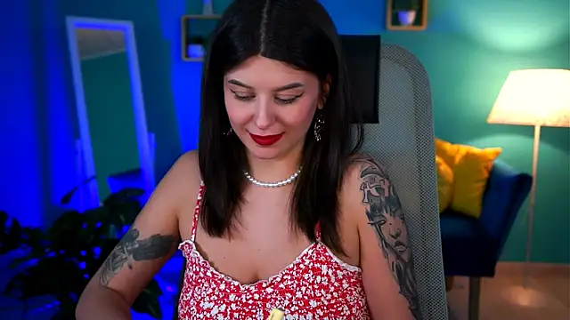 Snapshot of NicoleMun chatting on 02.18.25 NicoleMun online show from 02.18.25