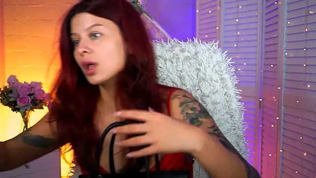 Snapshot of NicoleMun chatting on 10.21.25 NicoleMun online show from 10.21.25