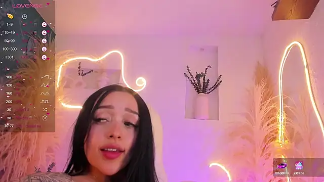 Snapshot of ViolettaHotLatin_ chatting on 02.25.25 ViolettaHotLatin online show from 02.25.25
