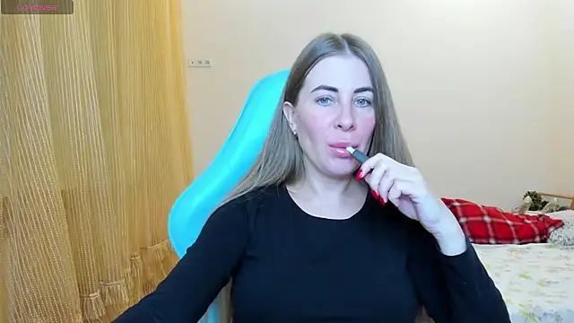 Snapshot of BarbaraKiss chatting on 12.30.24 BarbaraKiss online show from 12.30.24