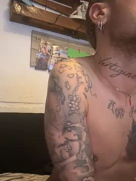 Snapshot of EnricoGio chatting on 02.05.25 EnricoGio online show from 02.05.25