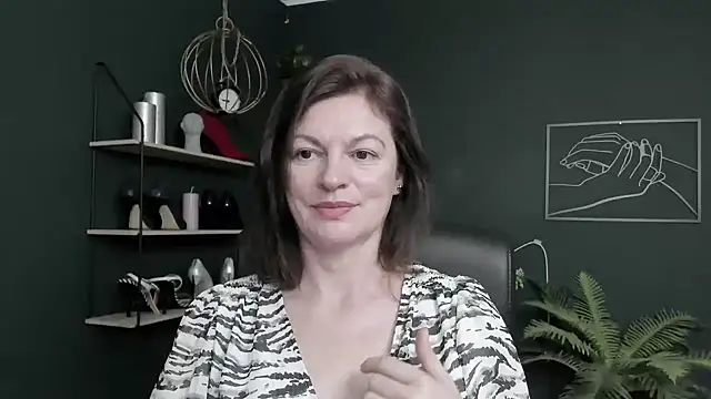 Snapshot of VivianWILD chatting on 06.18.26 VivianWILD online show from 06.18.26