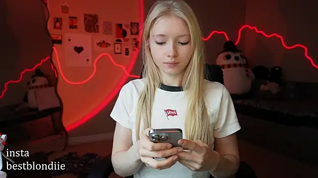 Snapshot of bestblonde chatting on 01.17.25 bestblonde online show from 01.17.25