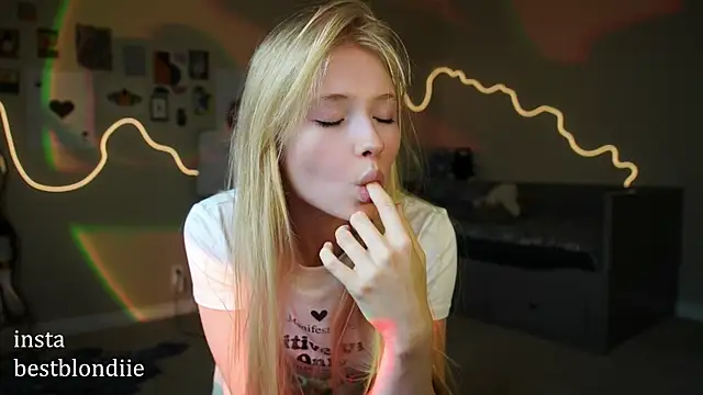 Snapshot of bestblonde chatting on 01.26.25 bestblonde online show from 01.26.25