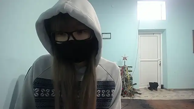 Snapshot of elllaaxx chatting on 12.20.24 elllaaxx online show from 12.20.24