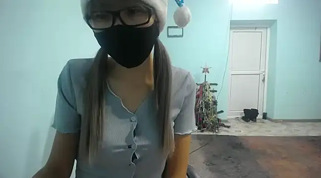 Snapshot of elllaaxx chatting on 12.20.24 elllaaxx online show from 12.20.24
