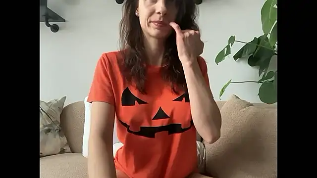 Mary Wet online show from 10.17.25