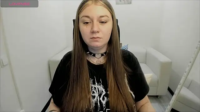 Snapshot of AlisaBacker chatting on 12.11.24 AlisaBacker online show from 12.11.24