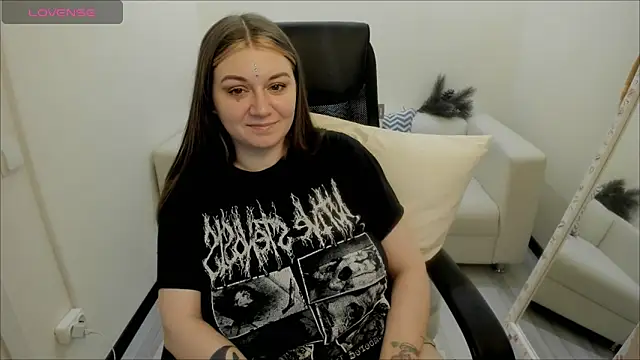 Snapshot of AlisaBacker chatting on 12.26.24 AlisaBacker online show from 12.26.24