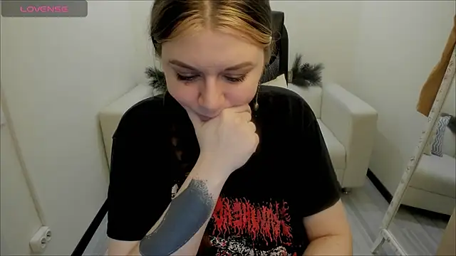 Snapshot of AlisaBacker chatting on 12.28.24 AlisaBacker online show from 12.28.24