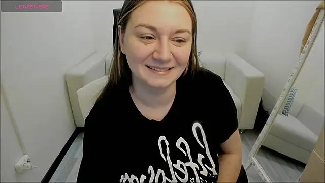 Snapshot of AlisaBacker chatting on 01.11.25 AlisaBacker online show from 01.11.25