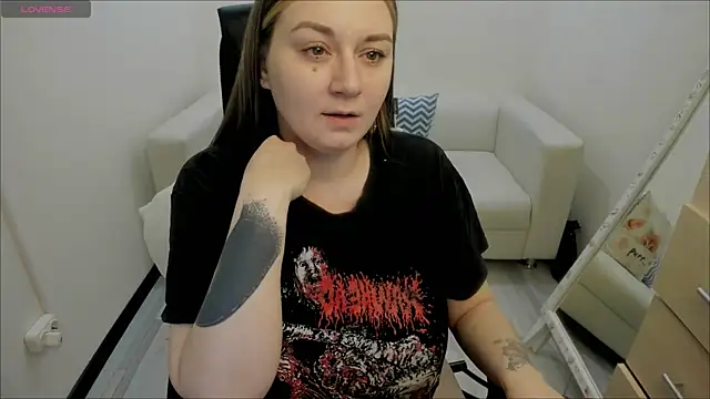 Snapshot of AlisaBacker chatting on 01.28.25 AlisaBacker online show from 01.28.25