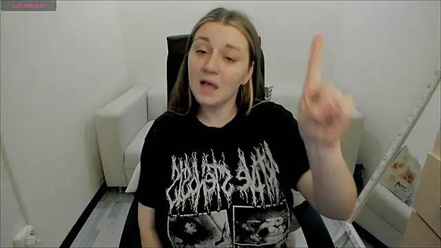 Snapshot of AlisaBacker chatting on 01.29.25 AlisaBacker online show from 01.29.25