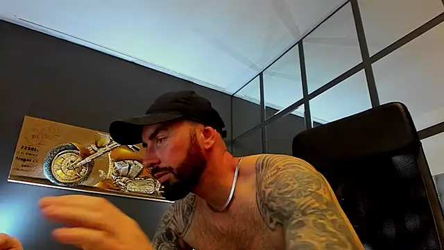 Snapshot of AronGrant chatting on 05.16.26 AronGrant online show from 05.16.26