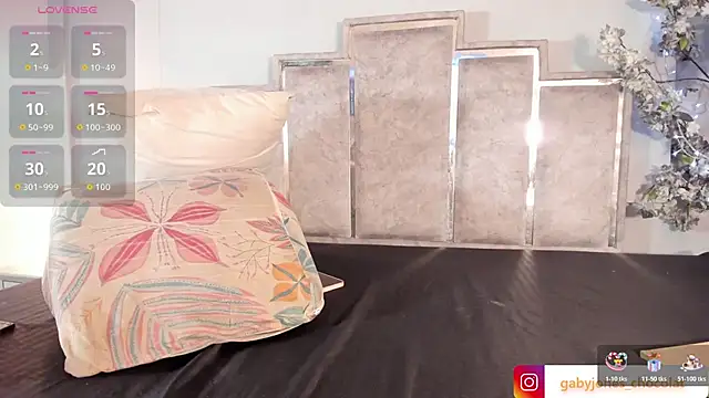 GabyyJones online show from 11.20.25