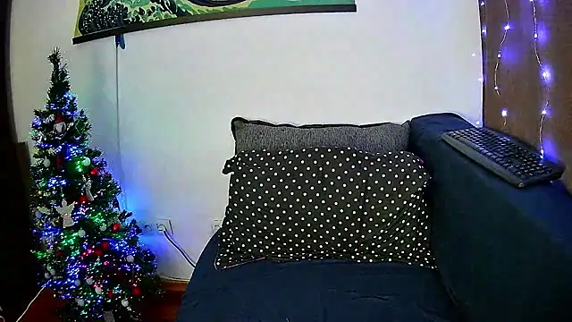 Snapshot of EmmaKrosss chatting on 12.14.24 EmmaKrosss online show from 12.14.24