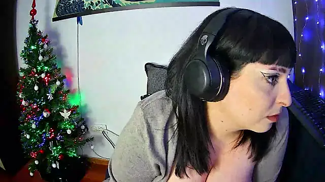 Snapshot of EmmaKrosss chatting on 12.17.24 EmmaKrosss online show from 12.17.24