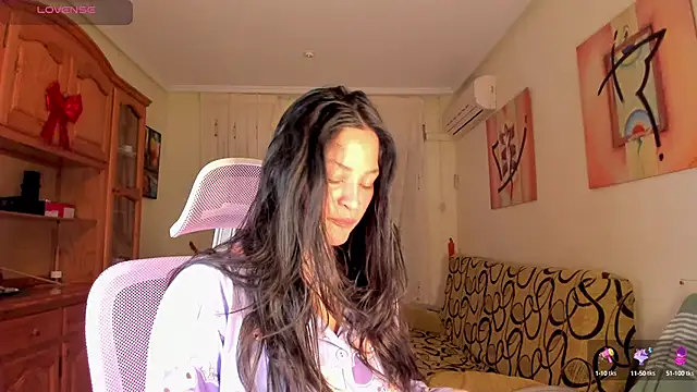 Snapshot of bella_apont chatting on 02.17.25 bella apont online show from 02.17.25