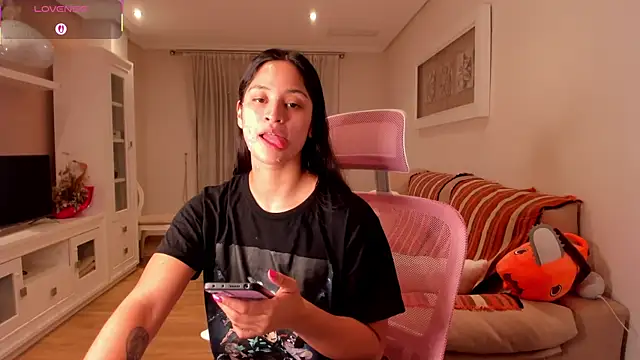 Snapshot of bella_apont chatting on 10.10.25 bella apont online show from 10.10.25