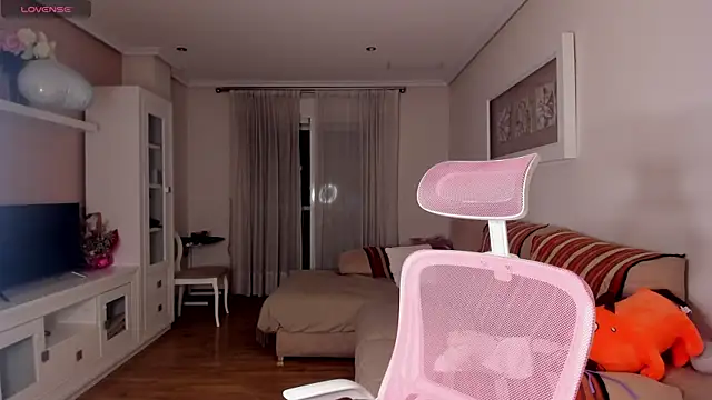 Snapshot of bella_apont chatting on 10.29.25 bella apont online show from 10.29.25