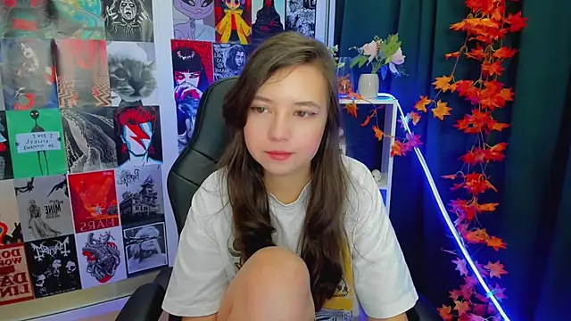 Snapshot of Lina_Brownie chatting on 12.20.24 Lina Brownie online show from 12.20.24