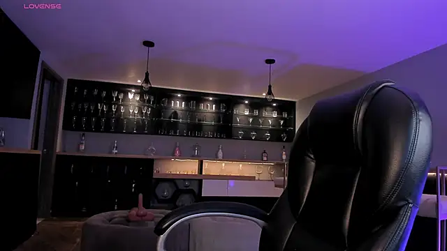 RoxanneHill  online show from 12.21.25