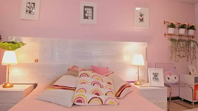 Snapshot of little-natt chatting on 03.10.25 little-natt online show from 03.10.25