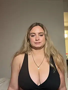 Snapshot of Sophie_Raegan chatting on 04.20.26 Sophie Raegan online show from 04.20.26