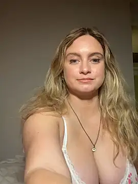 Snapshot of Sophie_Raegan chatting on 04.22.26 Sophie Raegan online show from 04.22.26