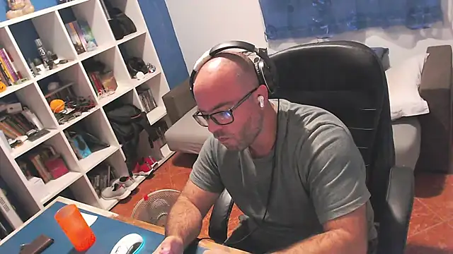 ravingr4d4 online show from 10.12.25