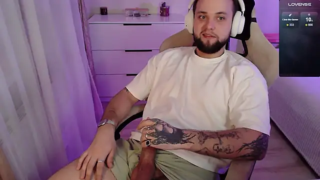 Snapshot of ChillyXO chatting on 02.14.26 ChillyXO online show from 02.14.26