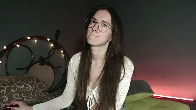 Snapshot of wow__kelly chatting on 12.11.24 wow kelly online show from 12.11.24
