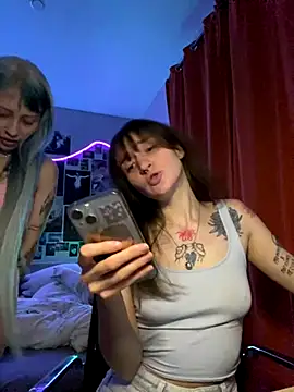 Snapshot of Dooubletroublee chatting on 10.25.25 Dooubletroublee online show from 10.25.25