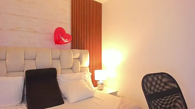 SophiaWylde online show from 02.17.25