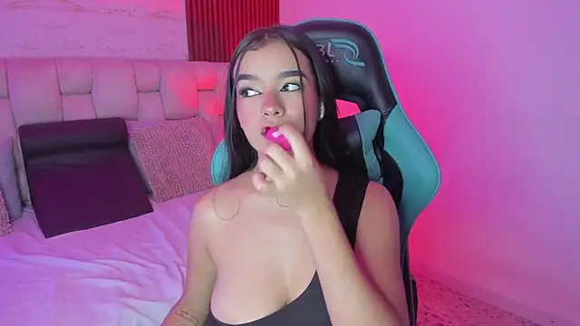 SophiaWylde online show from 10.07.25