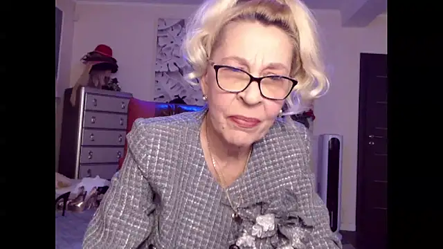 Snapshot of HornyMilf_555 chatting on 10.06.25 HornyMilf 555 online show from 10.06.25