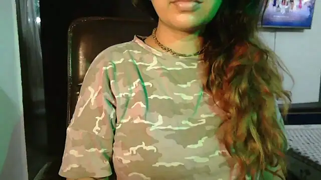 Snapshot of urvashihott chatting on 09.11.25 urvashihott online show from 09.11.25