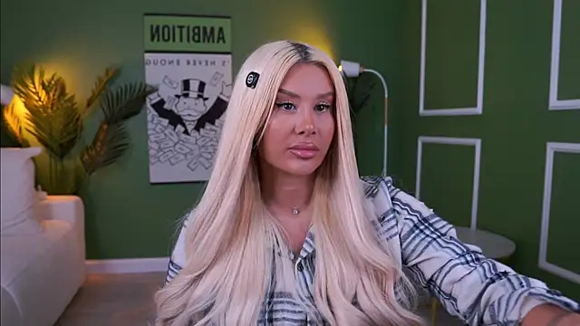 Snapshot of EvaZane chatting on 04.20.26 EvaZane online show from 04.20.26