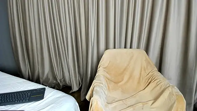 Snapshot of Project-Raven chatting on 11.30.25 Project-Raven online show from 11.30.25