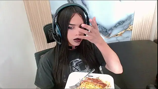 Snapshot of Dollbehavior_ chatting on 09.21.25 Dollbehavior online show from 09.21.25