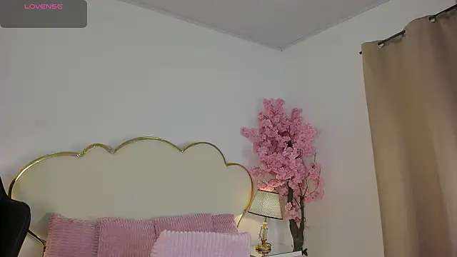 Snapshot of CahitlinBell chatting on 06.21.26 CahitlinBell online show from 06.21.26