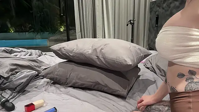 Golden Aline online show from 12.19.25