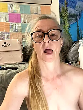 Snapshot of Venus22cumin chatting on 11.23.25 Venus22cumin online show from 11.23.25