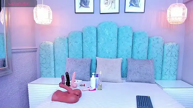 Snapshot of Sara_Vanegas chatting on 01.28.25 Sara Vanegas online show from 01.28.25