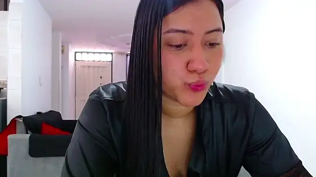 Snapshot of LuciaTomson chatting on 05.21.26 LuciaTomson online show from 05.21.26