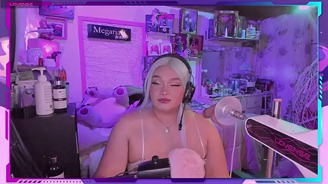 Snapshot of MegariaB chatting on 09.13.25 MegariaB online show from 09.13.25