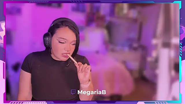 Snapshot of MegariaB chatting on 11.13.25 MegariaB online show from 11.13.25