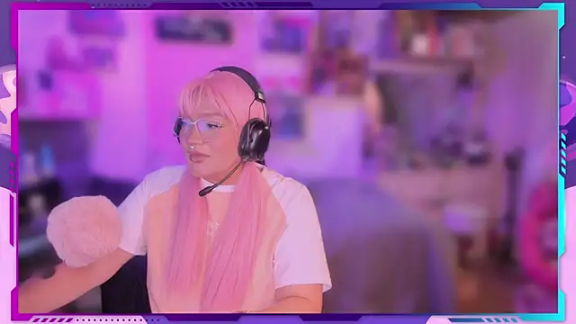 Snapshot of MegariaB chatting on 12.22.25 MegariaB online show from 12.22.25