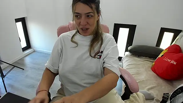 Snapshot of Dyana_Kaylinn chatting on 05.04.26 Dyana Kaylinn online show from 05.04.26