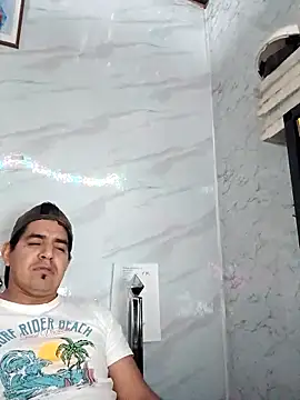 Snapshot of latino17 chatting on 05.16.26 latino17 online show from 05.16.26